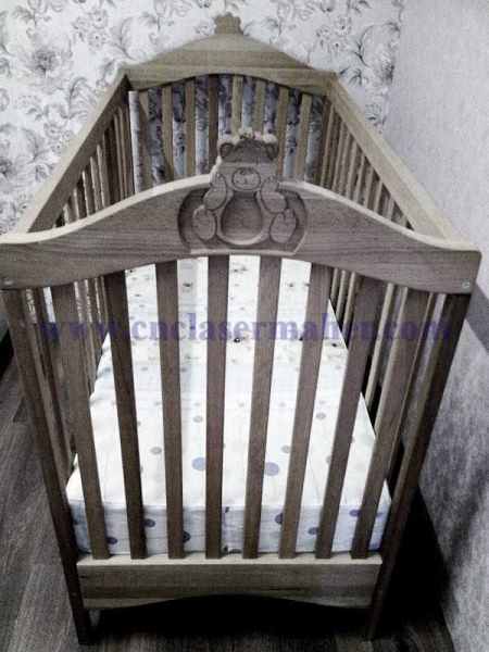سرویس تخت خواب نوزاد طرح سی ان سی رایگان 1139 از نمای روبرو